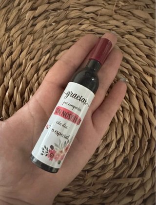 Lote 24 imanes/abrelatas forma de vino con mensaje