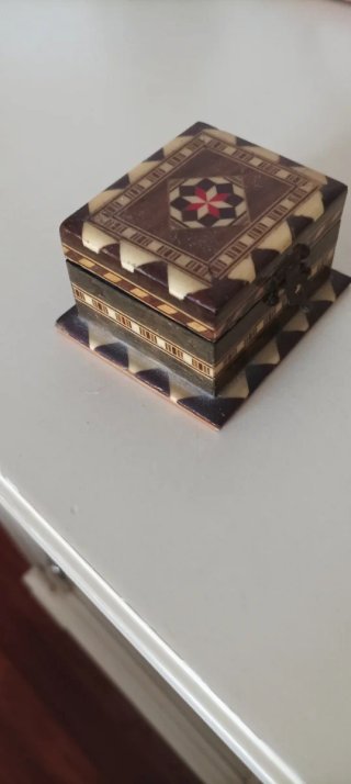 Caja o joyero de taracea granadina en madera