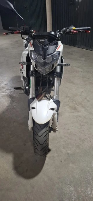 Benelli 125cc Naked Blanca y Roja