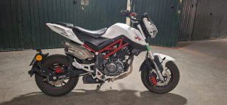 Benelli 125cc Naked Blanca y Roja