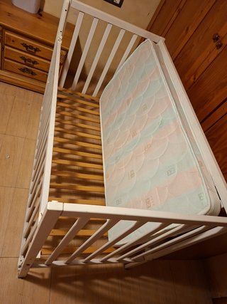 Cuna de bebé blanca