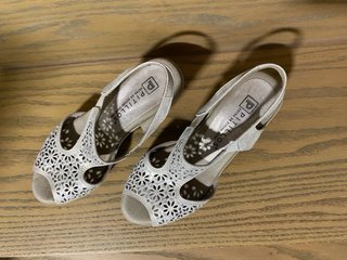 Sandalias Beige y Plateadas