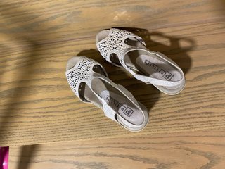 Sandalias Beige y Plateadas