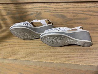 Sandalias Beige y Plateadas