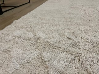 Alfombra moderna beige y blanca LAVABLE