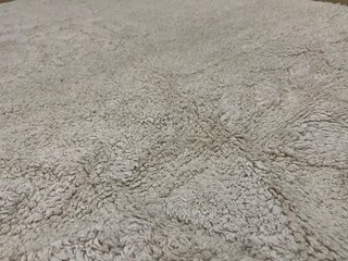 Alfombra moderna beige y blanca LAVABLE