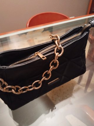 Bolso negro Bershka con cadena dorada
