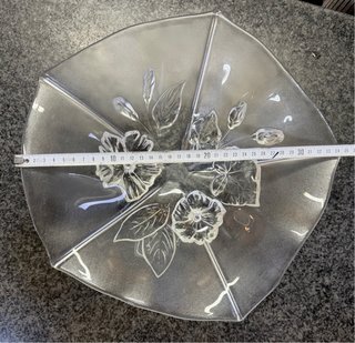 Frutera de cristal con flores