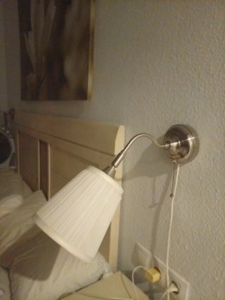 Lámpara de pared beige y plateada