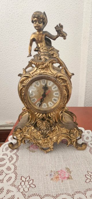 Reloj de sobremesa dorado antiguo