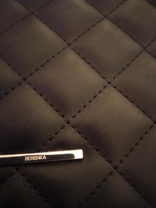 Bolso Bershka negro acolchado