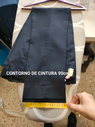 Traje de chico joven negro
