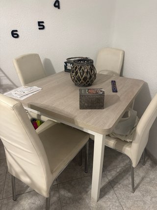 Mueble de salón con vitrina y cajones, mesa