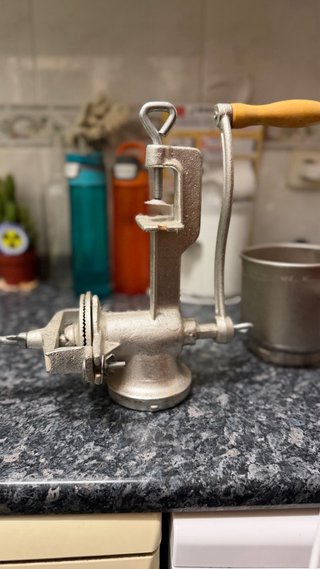 Molino de cereales manual