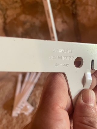 Soportes regulables para estanterías