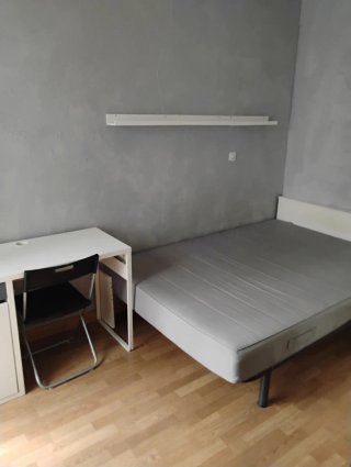 Cama individual gris y blanca