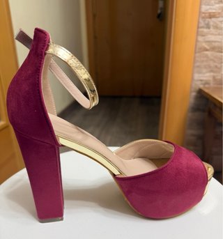 Zapatos de tacón dorados y granate