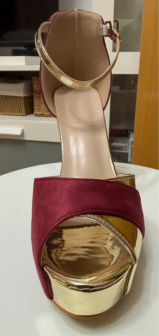 Zapatos de tacón dorados y granate