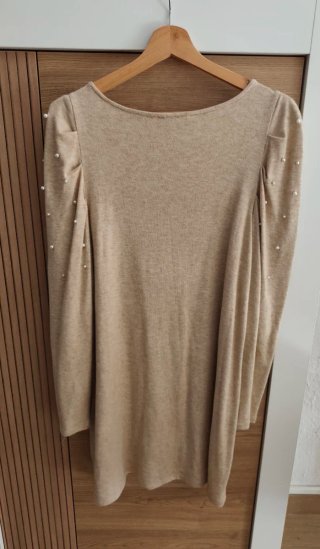 Vestido beige con perlas