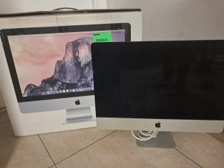 Apple iMac en su caja + ratón y teclado incluidos.