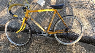 Bicicleta de carreras amarilla