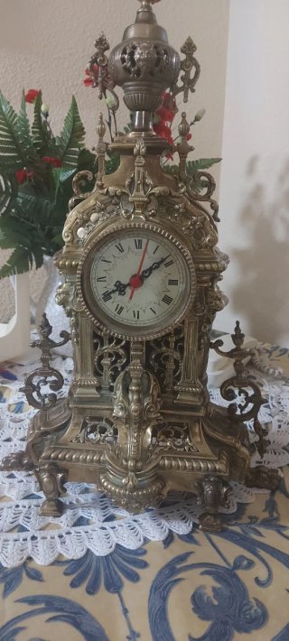 Reloj y candelabros de bronce