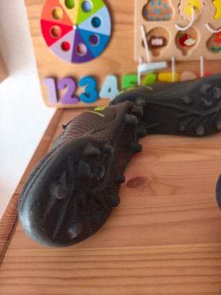 Botas de fútbol negras y verdes