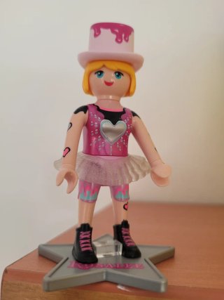 Playmobil Rosalie con sombrero rosa
