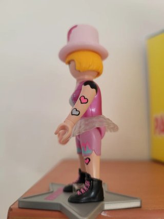 Playmobil Rosalie con sombrero rosa