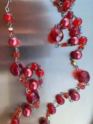 Collar largo perlas rojas y cristales