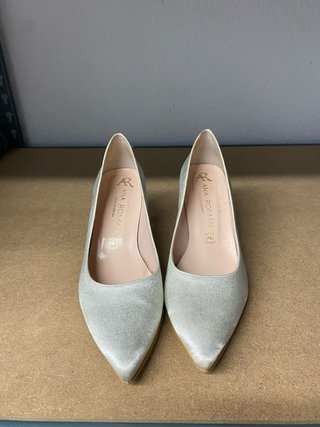Zapatos piel plateados tacón medio