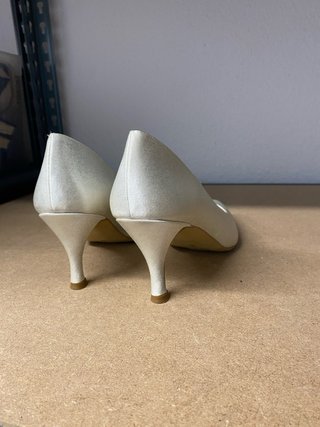Zapatos piel plateados tacón medio
