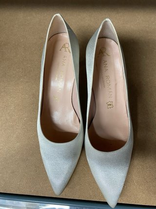 Zapatos piel plateados tacón medio