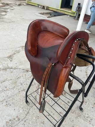 Silla/montura de montar española de cuero