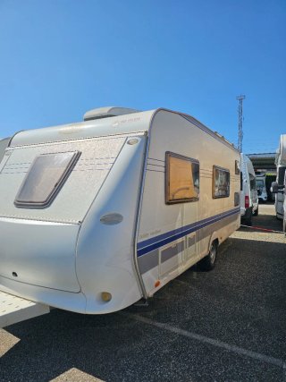 Caravana marca HOBBY 500 tres ambientes.