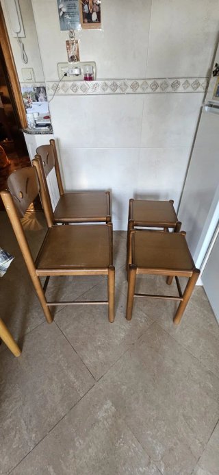 Mesa con 4 sillas y 2 taburetes, regalo los cojine