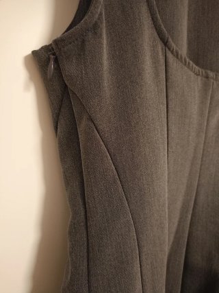 Vestido gris sin mangas