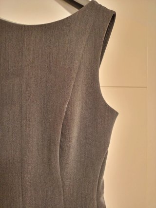Vestido gris sin mangas