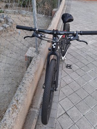 Bicicleta cube. Fibra de carbono