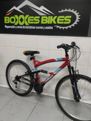 Bicicleta de montaña roja