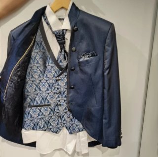 Roberto Vicentti, Traje de novio completo.