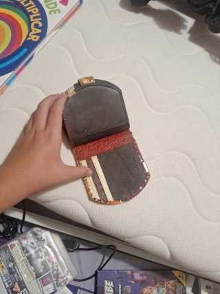 Cartera de piel con diseño patchwork