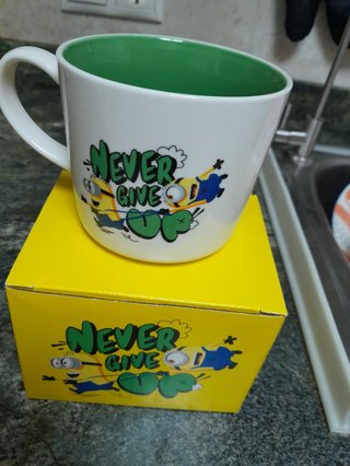 Taza Minions Never Give Up
