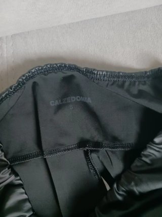 Pantalón negro efecto piel