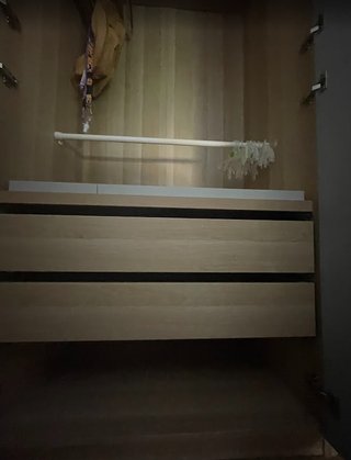 Armario de madera con espejo