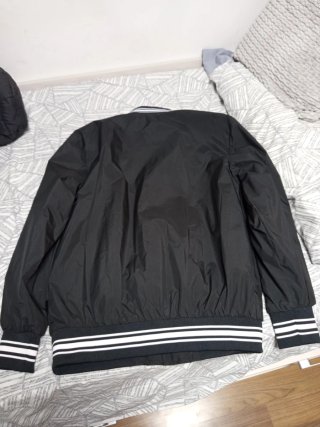 Chaqueta bomber negra INSIDE