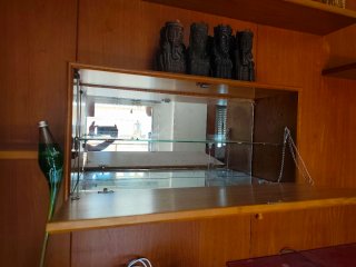 Mueble tipo bar con espejo de vidrio y madera
