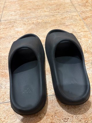 Yeezy negras talla 42