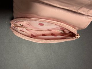 Cartera rosa con estampado de gatos