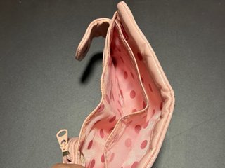 Cartera rosa con estampado de gatos